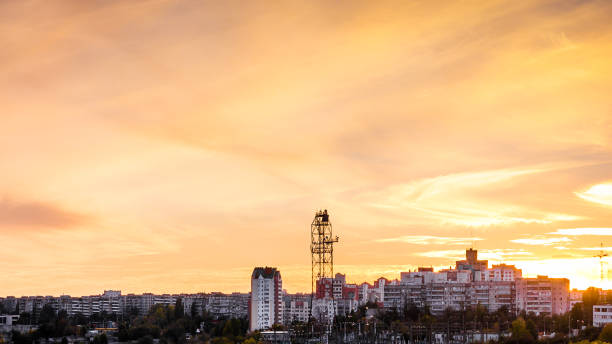 altın günbatımı kentsel peyzaj - belgorod stok fotoğraflar ve resimler