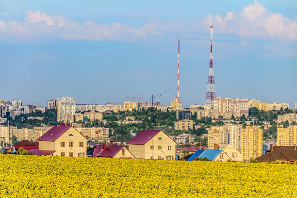 俄羅斯貝爾戈羅德市南部住宅區的城市景觀。城市景觀與城市電視塔的看法。 - belgorod 個照片及圖片檔