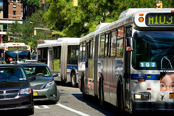 都会の生活、ニューヨークシティー交通渋滞、レキシントンアベニュー、マンハッタン - 連節バス 写真 ストックフォトと画像
