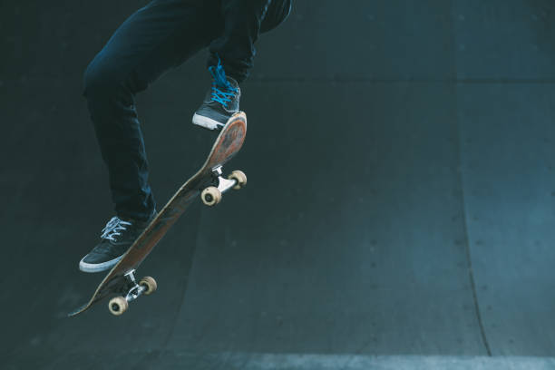 stadt-skater-trickskate-rampe gesprungen - skateboard stock-fotos und bilder