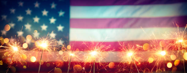 сша празднование с бенгальскими огнями и размытый американский флаг на винтажном фоне - independence day стоковые фото и изображения