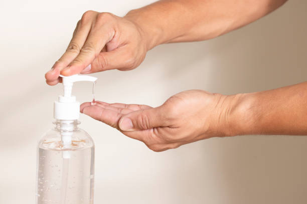 mit alkohol gel sauber waschen handdesinfektionsmittel anti-virus-bakterien schmutzige hautpflege - hygiene stock-fotos und bilder
