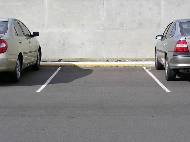 unbebautes auto parkplatz - parking lot stock-fotos und bilder