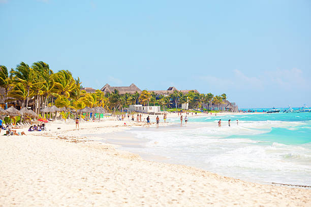 vacationers em playa del carmen praia, riviera maia de yucatán, méxico - maya bay imagens e fotografias de stock