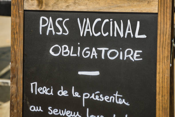« carte vaccinale requise, veuillez la présenter au serveur » écrit dans français à l’entrée d’un restaurant en terrasse pendant la pandémie de covid-19 en france - pass vaccinal photos et images de collection