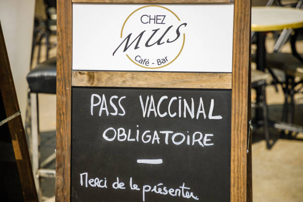 « carte vaccinale requise, veuillez la présenter au serveur » écrit dans français à l’entrée d’un restaurant en terrasse pendant la pandémie de covid-19 à aix en provence, france - pass vaccinal photos et images de collection