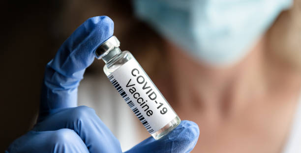 covid-19 koncepcji szczepionki, kobieta lekarz posiada coronavirus leki w biurze lub laboratorium - covid vaccine zdjęcia i obrazy z banku zdjęć