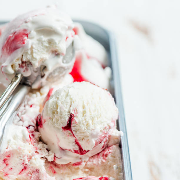 vanille-beeren-eiscreme - ice cream fancy stock-fotos und bilder