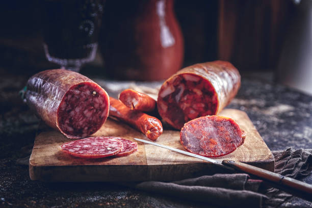 variatie van spaanse voorgerecht salami, worst, ham en kaas van goede kwaliteit - chorizo stockfoto's en -beelden