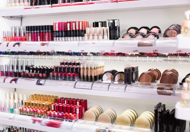 variété de l’assortiment du magasin de cosmétiques modernes - maquillage photos et images de collection