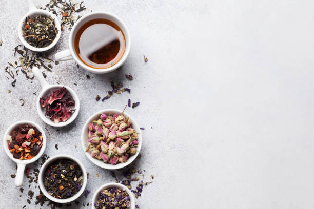 diverse thee. zwarte, groene en rode thee - thee stockfoto's en -beelden