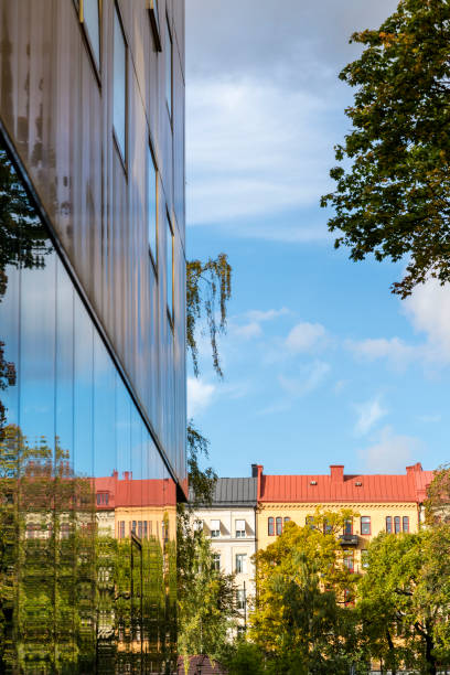 wasa park reflektiert an der seitenwand des sven-harry kunstmuseum im stadtteil vasastan, stockholm, schweden - vasa museum stock-fotos und bilder
