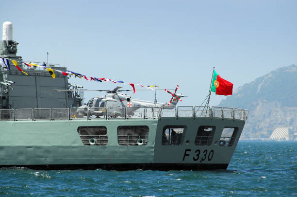 nrp vasco da gama frigate helipad with super lynx mk.95 helicopter (westland), setubal, portugal - armando gama imagens e fotografias de stock