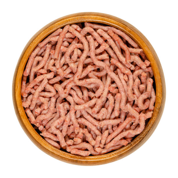 veganskt köttfärs, ett substitut för malet kött, i en träskål - pea protein powder isolated bildbanksfoton och bilder