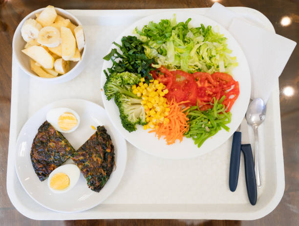 野菜サラダ、ほうれん草のオムレツ、フルーツメニュープレート(トレイ) - とうもろこし チリ共和国 ストックフォトと画像