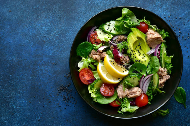 insalata di verdure con tonno e avocado - insalata foto e immagini stock
