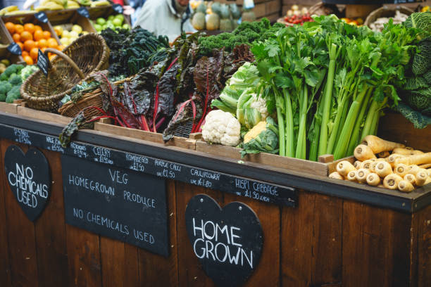 puesto de vegetales en el mercado, incluyendo el apio, la chirivía y el brócoli. - farmers market fotografías e imágenes de stock