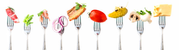 Groenten en vlees en zeevruchten op witte achtergrond.