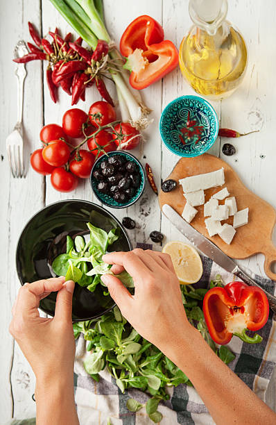 vegetariano ipocalorico preparazione insalata greca vista dall'alto - europa meridionale foto e immagini stock