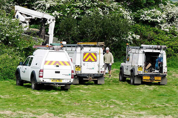 veículos sendo usado por uma equipe de manutenção de linha de alimentação - unimog - fotografias e filmes do acervo