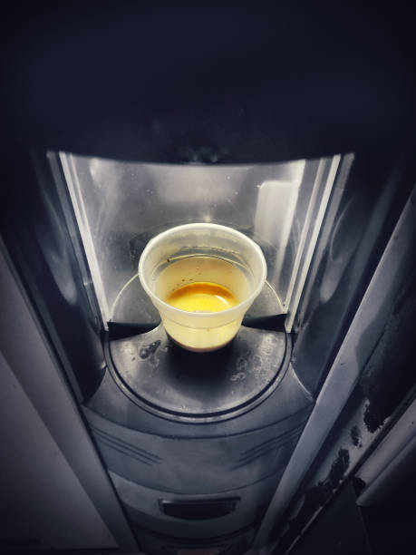 automaten kaffee espresso vertikale hintergrund büro - kaffeeautomat stock-fotos und bilder