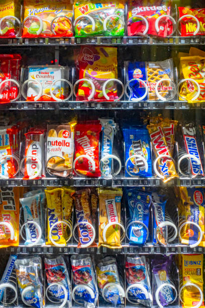 een automaat biedt snoep en snacks op het station in hamburg - snoepautomaat  stockfoto's en -beelden