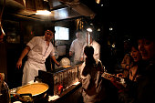 東京・中目黒近くの目黒川沿いの桜まつりでは、日本の軽食を販売しています。