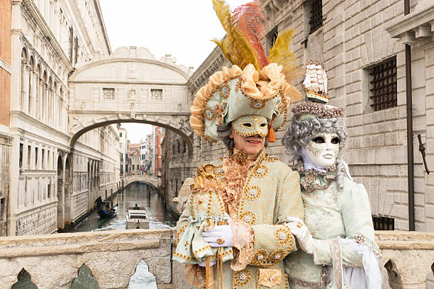 coppia di venezia - carnevale venezia foto e immagini stock