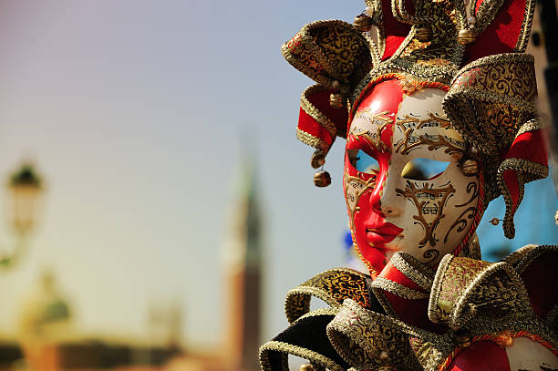 maschera veneziana, venezia in background - carnevale venezia foto e immagini stock