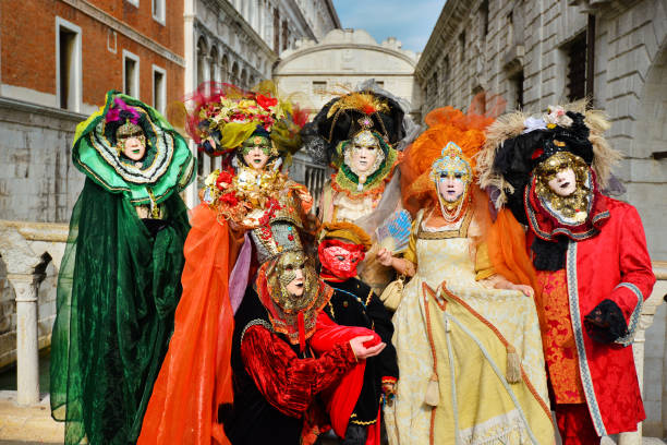 gruppo maschere carnevale di venezia - carnevale venezia foto e immagini stock