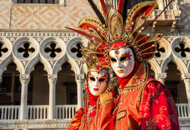 maschere carnevalesca di venezia con palazzo ducale - carnevale venezia foto e immagini stock