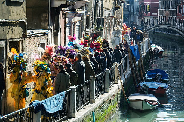 parata di carnevale di venezia - carnevale venezia foto e immagini stock