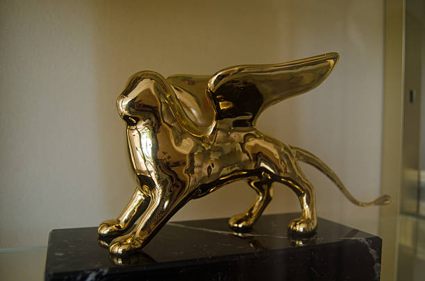veneza leão de ouro de adjudicação - golden lion imagens e fotografias de stock