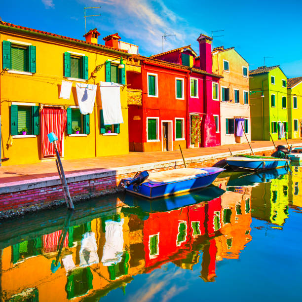 punto di riferimento di venezia, canale dell'isola di burano, case colorate e barche, italia - burano foto e immagini stock