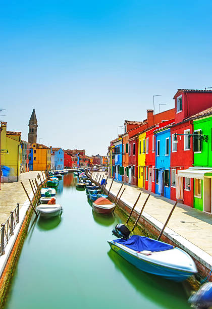 simbolo di venezia, canal isola di burano, case colorate e le barche, - burano foto e immagini stock