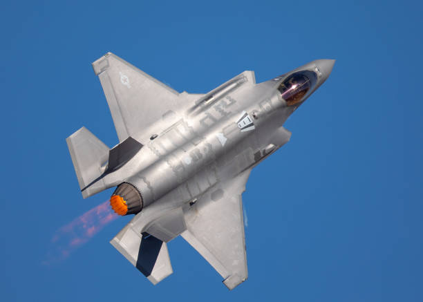 very close top view of an f-35 lightning ii  with afterburner on - f 35 imagens e fotografias de stock