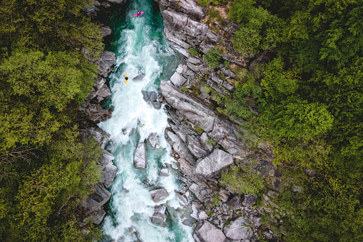 Lufaufnahme des Flusses Verzasca im Verzascatal in der Region Tessin, Schweiz.