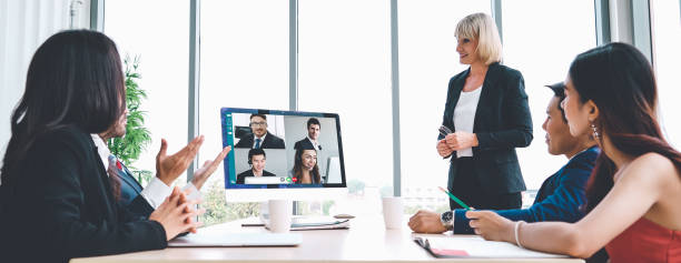 視頻呼叫組業務人員在虛擬工作場所或遠端辦公室開會。 - webcam chaturbate video 個照片及圖片檔