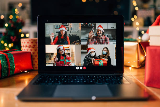크리스마스 동안 노트북 화면에 화상 통화 - 가상 이벤트 뉴스 사진 이미지