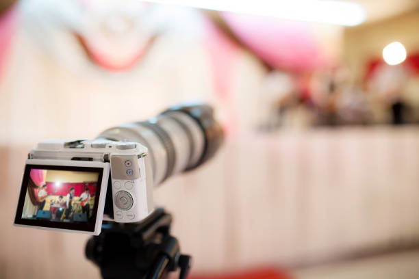 caméra vidéo enregistrant le grand moment de la cérémonie de mariage.  n’oubliez pas le meilleur moment dans la journée le meilleur dans votre concept de vie. - photographe mariage photos et images de collection