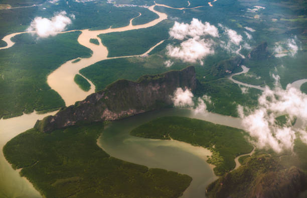 vue d’en haut, vue aérienne de la belle baie de phang nga, thaïlande - kayak mangrove photos et images de collection