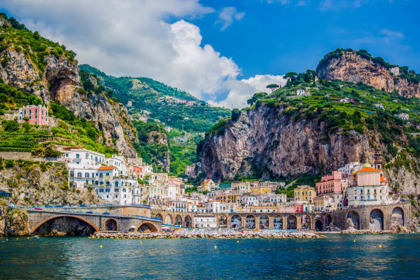 vista dal mare sulla splendida architettura della città di amolphi, italia - napoli foto e immagini stock