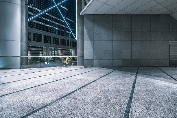 вид ночь в центре города городской пейзаж гонконга с skywalk - zhou стоковые фото и изображения