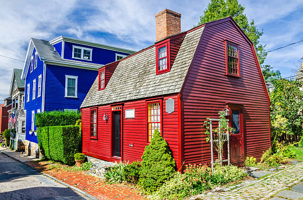 A view of a bright red New England house Historic Colourful Wooden House in Newport, Rhode Island rhode island stock pictures, royalty-free photos & images