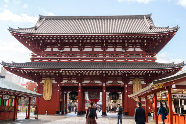 浅草寺を訪れる観光客や旅行者を連れた浅草寺周辺の眺望、浅草の雷門の位置、東京で最も有名な寺院 - 初詣 ストックフォトと画像