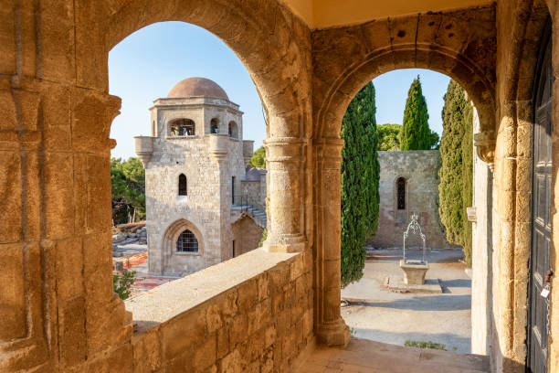 vista del campanile del monastero di filerimos e piccolo pozzo d'acqua sull'acropoli di ialyssos (rodi, grecia) - rodi foto e immagini stock