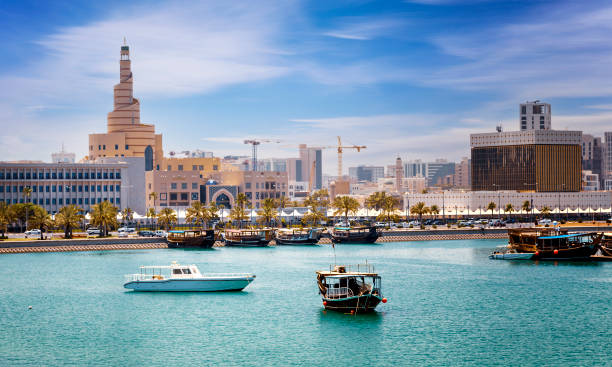 vista de doha, qatarí skyline visto desde el museo de arte islámico - qatar fotografías e imágenes de stock