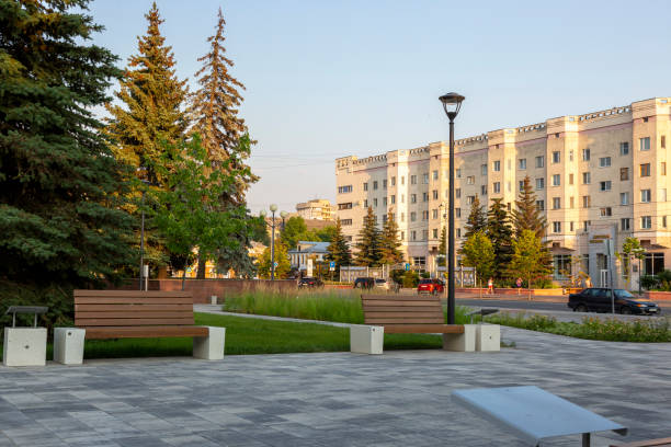 widok na aleję grazhdanskiy w centrum biełgorodu - belgorod zdjęcia i obrazy z banku zdjęć