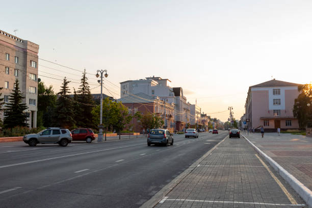 widok na aleję grazhdanskiy w centrum biełgorodu - belgorod zdjęcia i obrazy z banku zdjęć