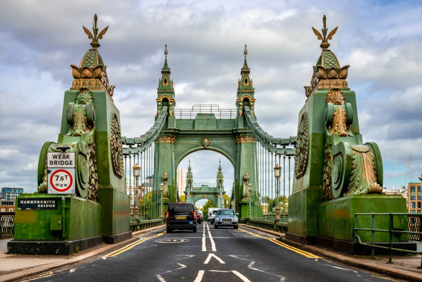 лондон / великобритания - 18 сентября 2018 г.: вид на мост хаммерсмит, который пересекает темзу, соединяющий хаммерсмит и барнс, на западе лондон - fulham стоковые фото и изображения